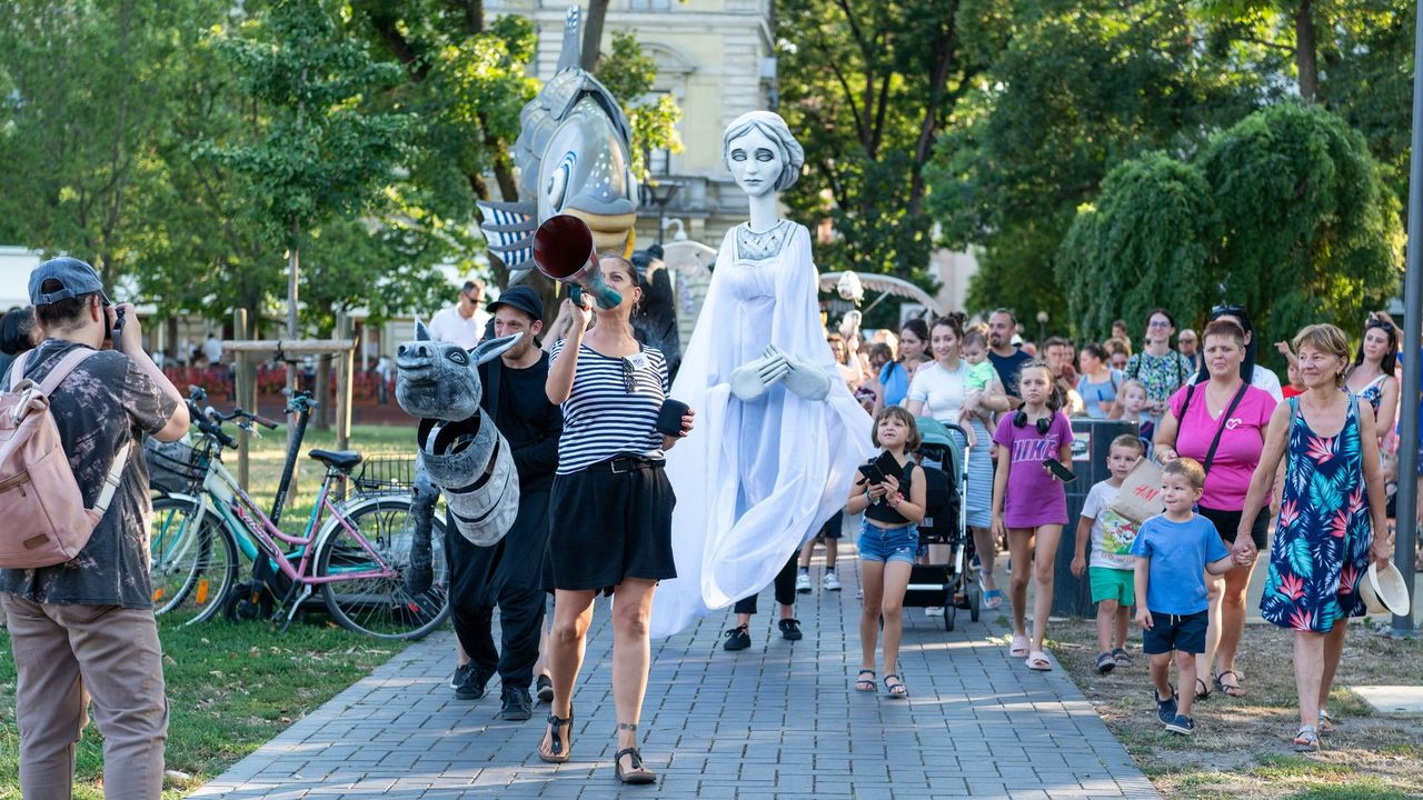 Óriásbábos felvonulás nyitotta meg a SZINKópé fesztivált: végigjárta a Belvárost a ponty, a sirály és a tiszavirág